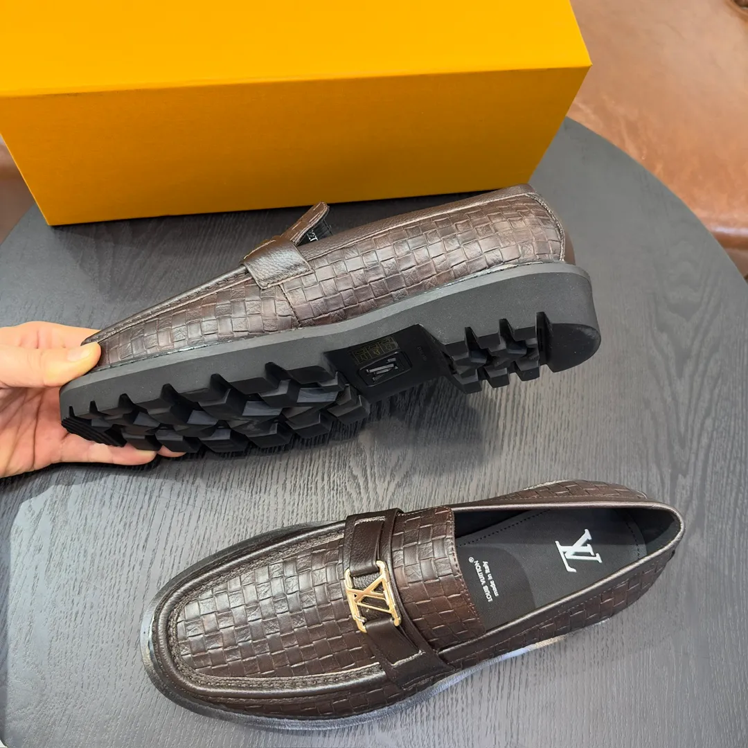 [L Home] P: 820💰 Size: 39-44 (customized at 38.45) Original Lv official website men's casual leather shoes, top-quality original replica, - Upper: 🔝cowhide weaving technology, Nappa cowhide, shoe body sewn with brand logo - Inner: cowhide, foot pad; water-dyed cowhide - Outsole: TPR·rubber foam; two-color molded outsole -Ultra-high quality control and fine workmanship: highlight (high-end, extravagance, class)